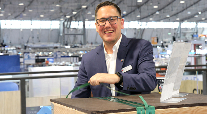 Reto Schlumpf allo stand della fiera LogiMAT 2026 sulla reggiatrice RapidStrap con soluzione di imballaggio di BVS