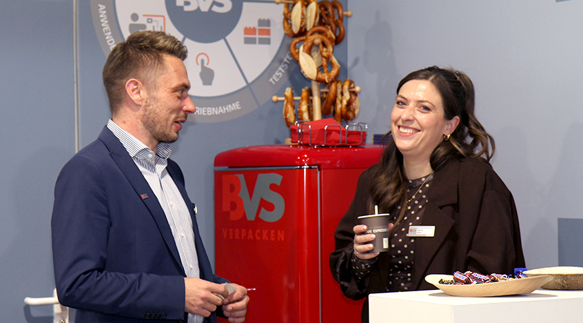 Marcus Stürzl und Sabrina Keller im Gespräch am Messestand von BVS Verpacken auf der LogiMAT 2026