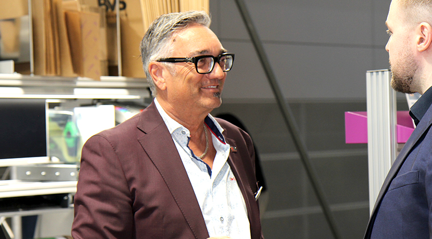 Livio Marchioni im Gespräch am Messestand von BVS Verpacken auf der LogiMAT 2026