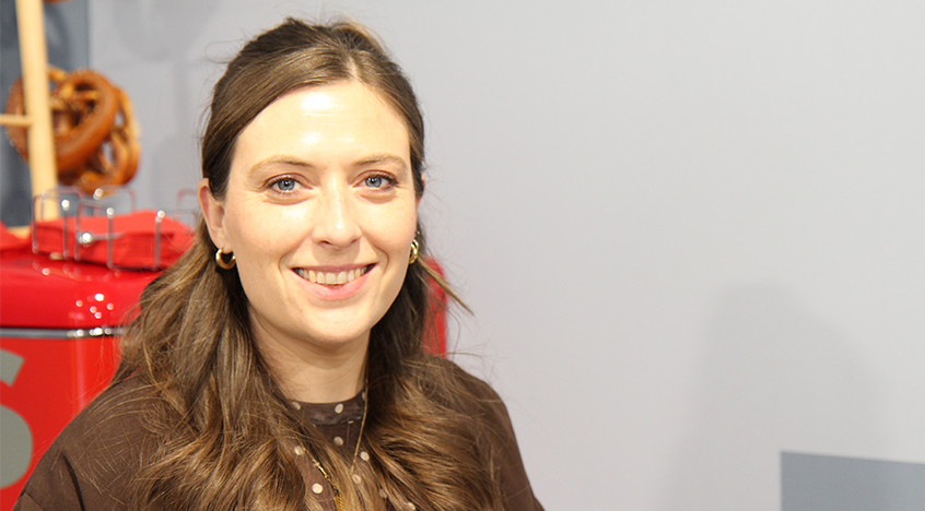 Sabrina Keller am BVS-Messestand der LogiMAT vesorgt die Kunden mit Essen und Getränken.