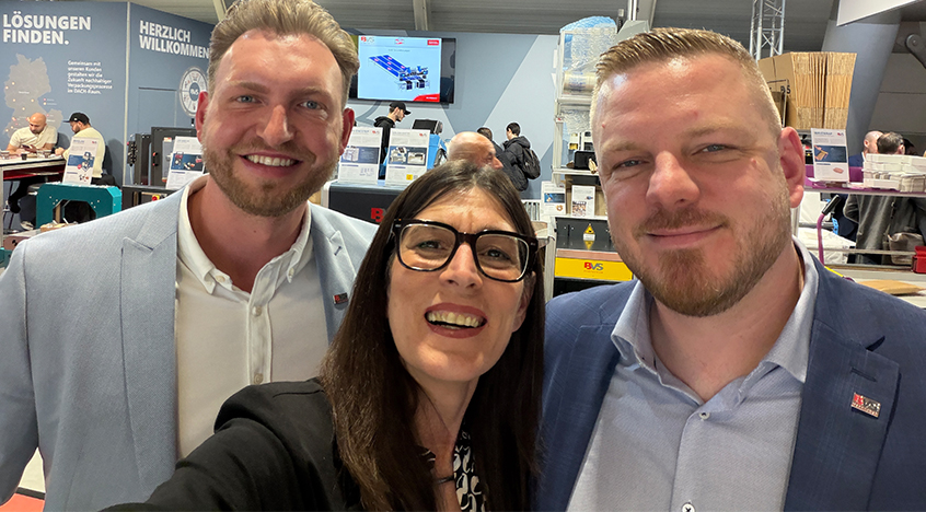 BVS-Team macht ein gemeinsames Foto auf der LogiMAT Messe während des Besuchs am Messestand