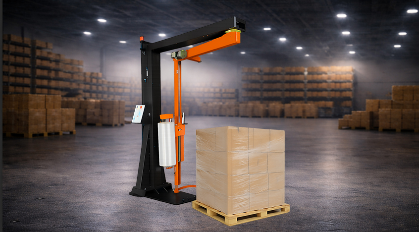 Dreharmwickler steht mit voller Palette in Lagerhalle. Dreharmwickler ist von Evopak angeboten von BVS Verpackungs-Systeme