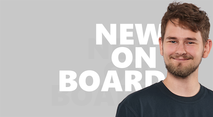 Grafik mit dem Schriftzug "New on Board" und Porträtfoto von Justin Ballhausen, neuer Servicetechniker bei BVS Verpacken, vor grauem Hintergrund.
